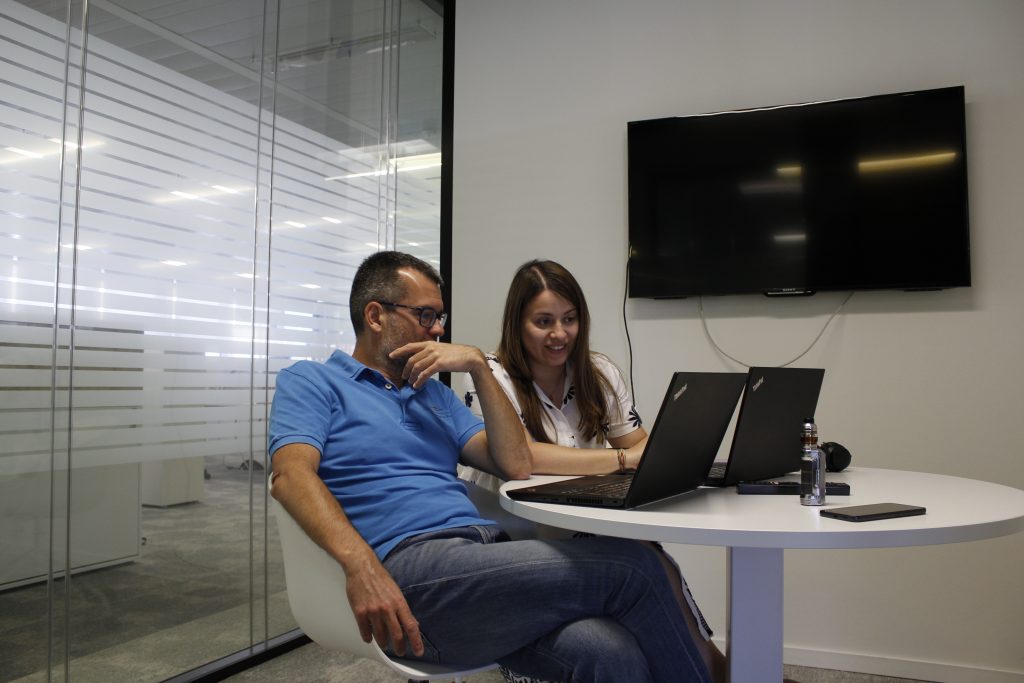 Due colleghi che si confrontano davanti ad un pc portatile