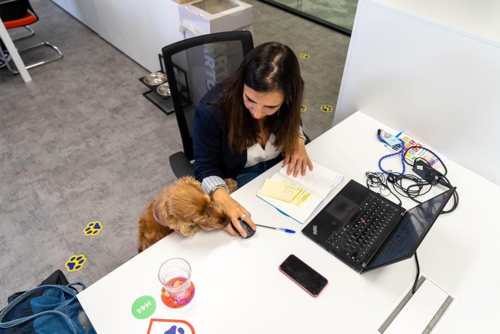 Donna con cane in ufficio