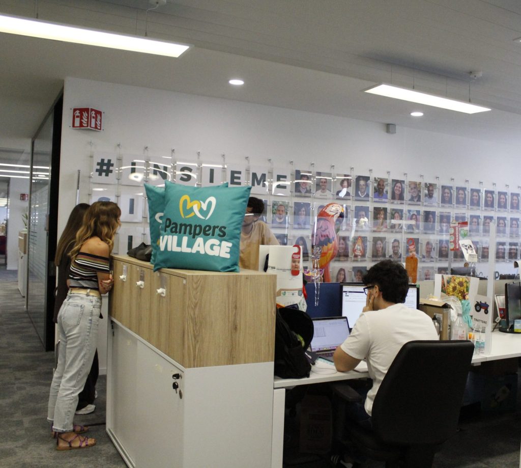 Cuscini con il logo pampers Village in ufficio