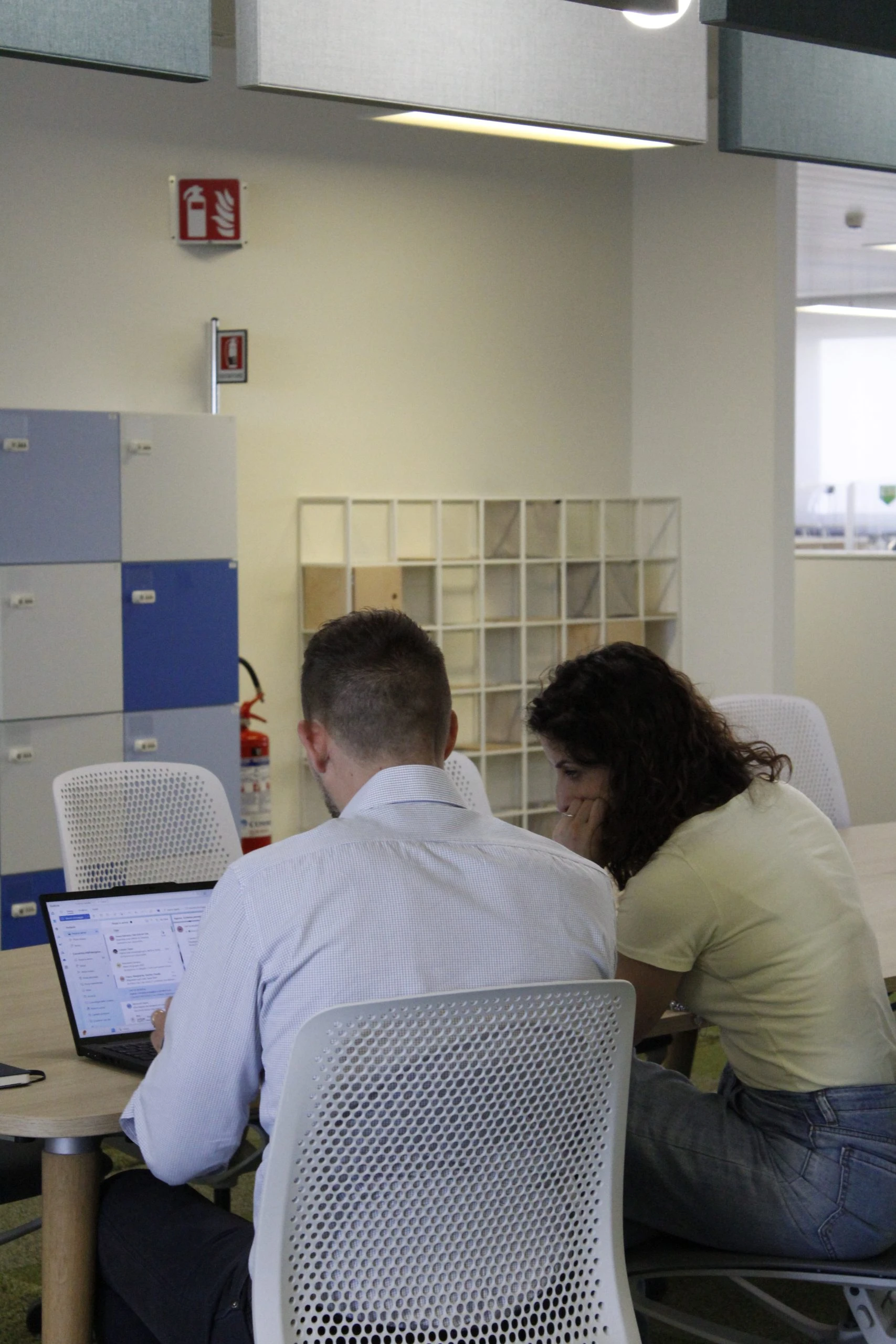 Due colleghi lavorano fianco a fianco al computer.