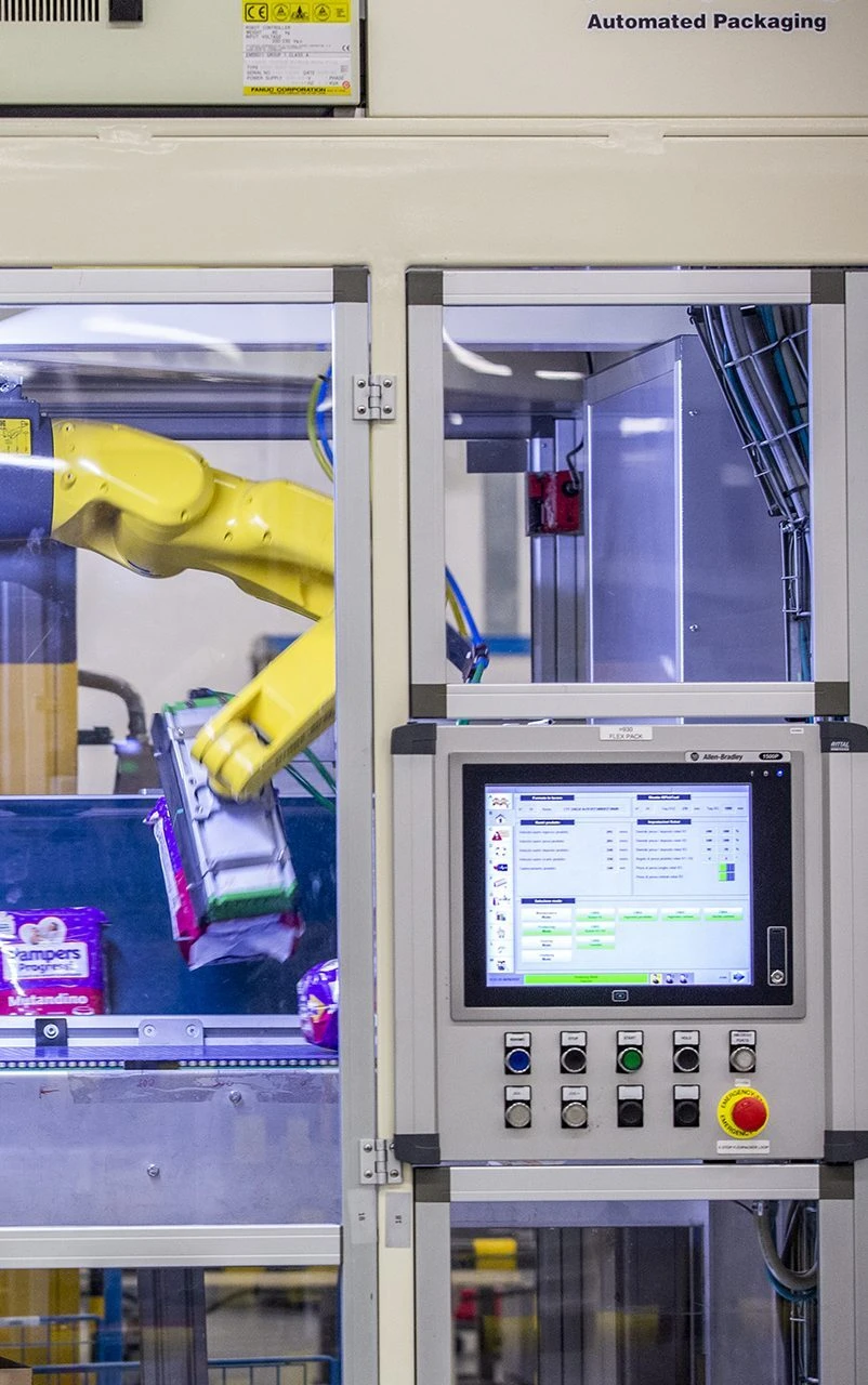 Braccio robotico industriale movimenta prodotti in una macchina automatizzata.