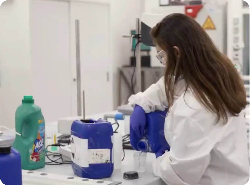 Ricercatrice che lavora in un laboratorio.